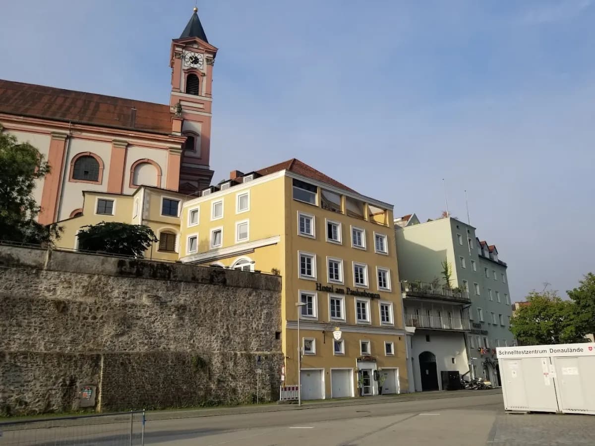 Hotel am Paulusbogen mit Stadtpfarrkirche St. Paul